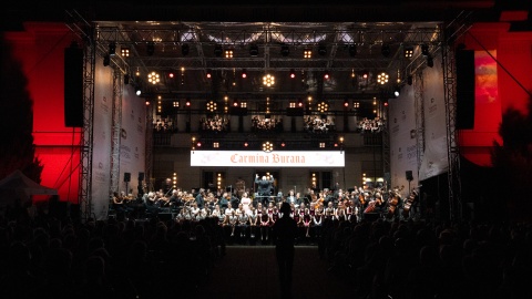 Koncert z cyklu „Filharmonia pod gwiazdami” przed Filharmonią Pomorską w Bydgoszczy. Zabrzmiały „Carmina Burana” Orffa/fot. K. Szewczyk, M. Talkowski, Filharmonia Pomorska im. I. J. Paderewskiego w Bydgoszczy