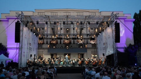 Koncert z cyklu „Filharmonia pod gwiazdami” przed Filharmonią Pomorską w Bydgoszczy. Zabrzmiały „Carmina Burana” Orffa/fot. K. Szewczyk, M. Talkowski, Filharmonia Pomorska im. I. J. Paderewskiego w Bydgoszczy