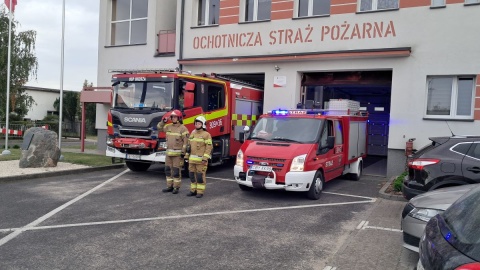 Strażacy z OSP Brzoza w pobydgoskiej Brzozie oddali hołd zmarłym kolegom/fot. Magdalena Gill