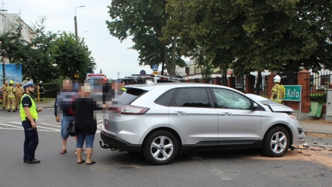 W wyniku uderzenia auta osobowego w autobus, 13 pasażerów drugiego pojazdu trafiło do szpitali/fot. materiały policji