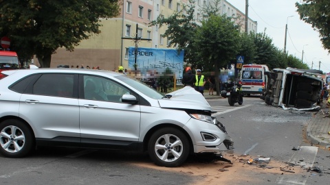 W wyniku uderzenia auta osobowego w autobus, 13 pasażerów drugiego pojazdu trafiło do szpitali/fot. materiały policji