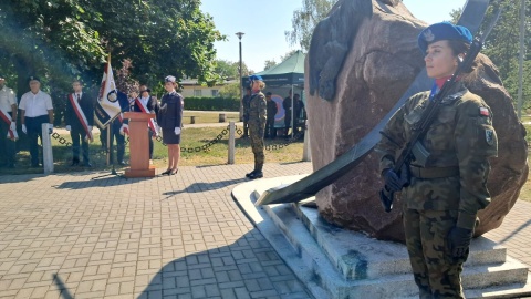 Obchody Święta Lotnictwa przed pomnikiem poległych na frontach II wojny światowej Lotników Ziemi Bydgoskiej/fot. Damian Klich