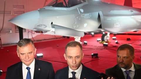 Wiceministrowie obrony narodowej RP Cezary Tomczy i Paweł Bejda podczas oficjalnej prezentacji pierwszego samolotu F-35 dla Polski w Fort Worth w stanie Teksas/fot. Radek Pietruszka/PAP