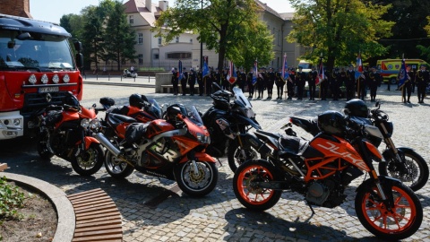 W Poznaniu odbył się pogrzeb Patryka Michalskiego. Strażaka, który zginął w pożarze w jednej z kamienic/fot: PAP, Jakub Kaczmarczyk