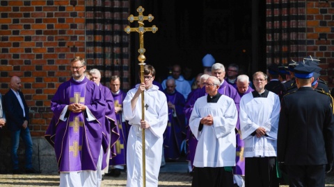 W Poznaniu odbył się pogrzeb Patryka Michalskiego. Strażaka, który zginął w pożarze w jednej z kamienic/fot: PAP, Jakub Kaczmarczyk