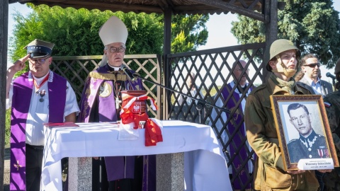 Uroczystości pogrzebowe szczątków płk. Wincentego Sobocińskiego w miejscowości Murzynno/fot: PAP, Tytus Żmijewski