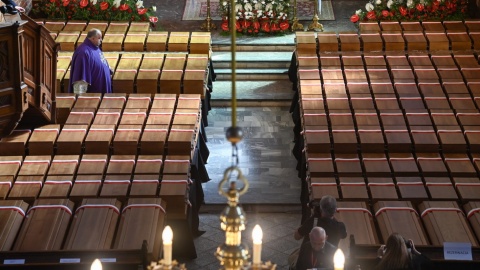 W Chojnicach trwa państwowy pogzeb szczątków ponad 700 ofiar niemieckich zbrodni z czasów II wojny światowej/fot: PAP, Andrzej Jackowski