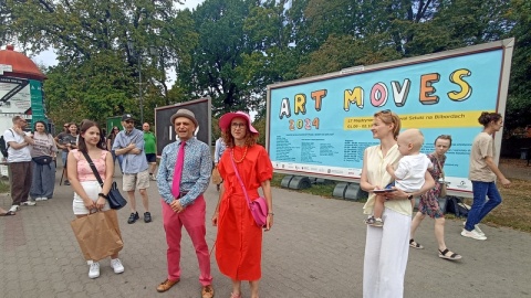 W przestrzeni miejskiej Torunia znów pojawiły się plakaty. Na Placu Rapackiego otwarto 17. edycję Międzynarodowego Festiwalu Sztuki na Bilbordach Art Moves/fot. Monika Kaczyńska