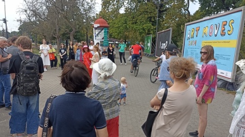 W przestrzeni miejskiej Torunia znów pojawiły się plakaty. Na Placu Rapackiego otwarto 17. edycję Międzynarodowego Festiwalu Sztuki na Bilbordach Art Moves/fot. Monika Kaczyńska