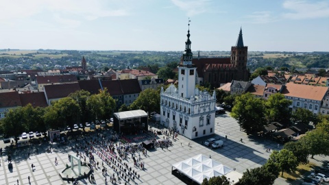 Wydarzenie rozpoczęło się paradą ulicami miasta w towarzystwie orkiestry dętej. Główna część konkursu odbyła się na scenie na rynku miejskim/fot. Chełmno - miasto zakochanych, Facebook