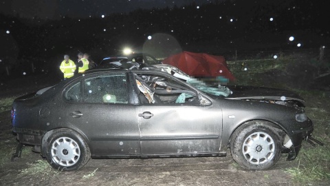 W Sokoligórze auto osobowe wpadło do stawu. Niestety, zginęła 25-letnia kobieta/fot. KPP w Golubiu-Dobrzyniu