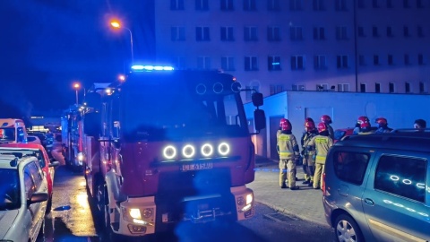 Paliło się w jednym z mieszkań bloku przy ul. Okrzei w Bydgoszczy/fot. Bydgoszcz 998