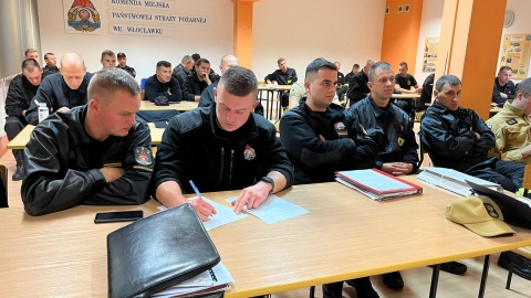 Straż pożarna z województwa kujawsko-pomorskiego dotarła do Sieradza i czeka na decyzje, w jakich miejscach mają pomóc w walce z powodzią. Na miejsce ruszyło 41 strażaków i 11 pojazdów/fot: Małgorzata Jarocka-Krzemkowska, KW PSP w Toruniu