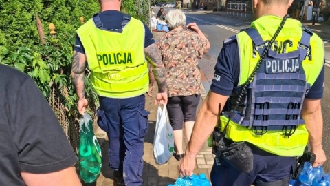 Kujawsko-pomorscy policjanci pomgają poszkodowanym w powodzi/fot. KWP Bydgoszcz