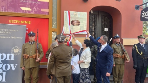 Tablicę poświęconą generałowi Stanisławowi Grzmot-Skotnickiemu odsłonięto na kamienicy przy ul. Gdańskiej 42 w Bydgoszczy/fot. Izabela Langner