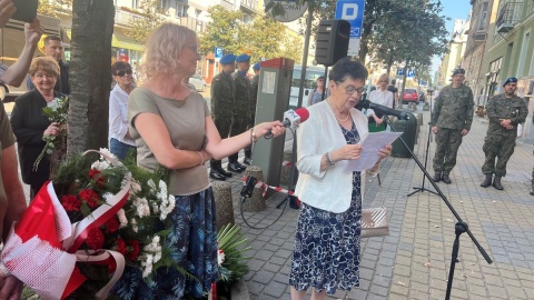 Tablicę poświęconą generałowi Stanisławowi Grzmot-Skotnickiemu odsłonięto na kamienicy przy ul. Gdańskiej 42 w Bydgoszczy/fot. Izabela Langner