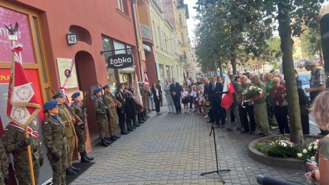 Tablicę poświęconą generałowi Stanisławowi Grzmot-Skotnickiemu odsłonięto na kamienicy przy ul. Gdańskiej 42 w Bydgoszczy/fot. Izabela Langner