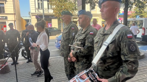 Tablicę poświęconą generałowi Stanisławowi Grzmot-Skotnickiemu odsłonięto na kamienicy przy ul. Gdańskiej 42 w Bydgoszczy/fot. Izabela Langner