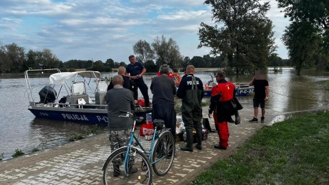 Bydgoscy policjanci pracują na terenach objętych powodzią/fot: KMP w Bydgoszczy