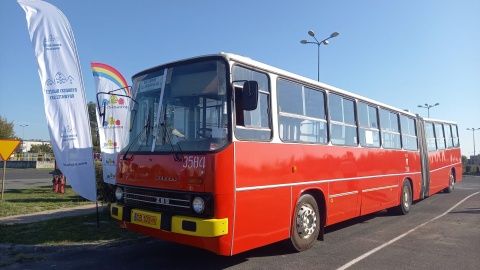 W bydgoskiej zajezdni MZK przeszłość stanęła obok przyszłości. Nowoczesny autobus elektryczny zajął miejsce obok zabytkowych pojazdów/fot: Agata Raczek