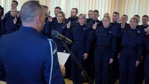 Kolejni funkcjonariusze złożyli ślubowanie w Komendzie Wojewódzkiej Policji w Bydgoszczy. Wkrótce 61 osób rozpocznie służbę/fot: KWP w Bydgoszczy