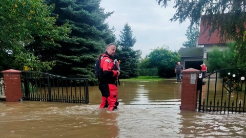 Kujawsko-pomorscy policjanci pomagają mieszkańcom zalanych terenów/fot. KWP w Bydgoszczy