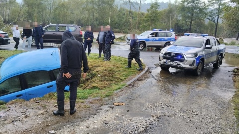 Kujawsko-pomorscy policjanci pomagają mieszkańcom zalanych terenów/fot. KWP w Bydgoszczy