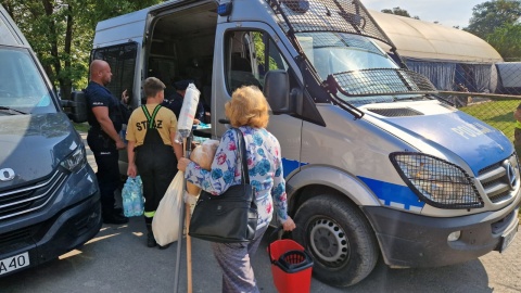 Kujawsko-pomorscy policjanci pomagają mieszkańcom zalanych terenów/fot. KWP w Bydgoszczy