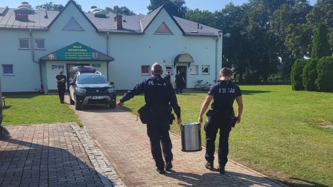 Kujawsko-pomorscy policjanci pomagają mieszkańcom zalanych terenów/fot. KWP w Bydgoszczy