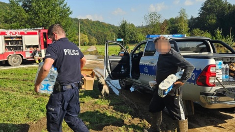 Kujawsko-pomorscy policjanci pomagają mieszkańcom zalanych terenów/fot. KWP w Bydgoszczy