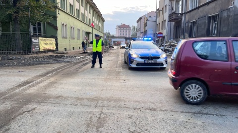 Kujawsko-pomorscy policjanci pomagają mieszkańcom zalanych terenów/fot. KWP w Bydgoszczy