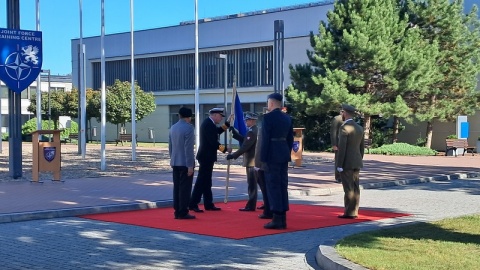 Centrum Szkolenia Sił Połączonych NATO w Bydgoszczy ma nowego dowódcę. W siedzibie JFTC generał dywizji Norbert Wagner przekazał zwierzchnictwo generałowi dywizji Bogdanowi Rycerskiemu/fot. Damian Klich