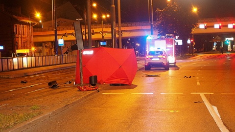 41-letni motocyklista nie dostosował prędkości do warunków panujących na drodze, stracił panowanie nad pojazdem i uderzył w słup ponosząc śmierć na miejscu/fot. Policja