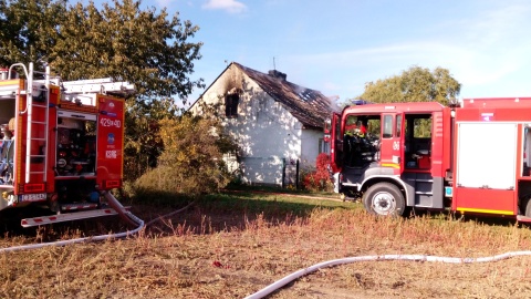 Pożar zniszczył dach domu w Bągarcie/fot. Komenda Powiatowa Państwowej Straży Pożarnej w Chełmnie, Facebook