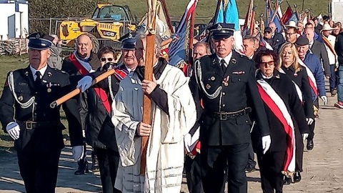 We Włocławku, szosą po zaporze wiślanej, przeszła procesja pod szklany krzyż - pomnik księdza Jerzego/fot. Marek Ledwosiński