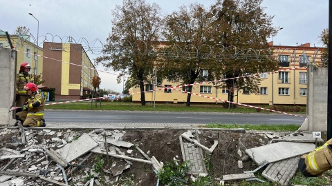 Trzy osoby trafiły do szpitala po uderzeniu auta w betonowe ogrodzenie/fot. Komenda Miejska Państwowej Straży Pożarnej w Grudziądzu/Facebook