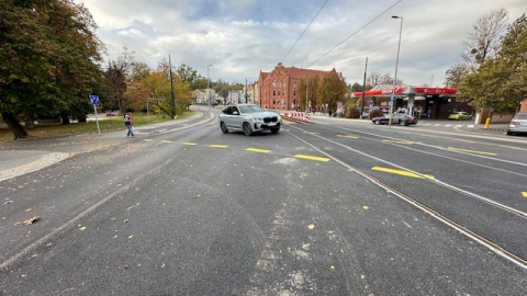 Drogowcy zamknęli dla samochodów osobowych wschodnią jezdnię mostu Bernradyńskiego, ruch w obie strony odbywa się jezdnią znajdującą się przy stacji benzynowej. Most Bernardyński został zamknięty dla autobusów/fot. Tomasz Kaźmierski