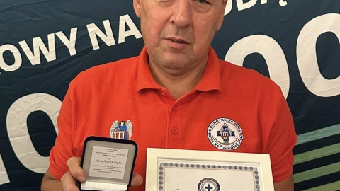 Ratownik WOPR Toruń Marek Popek otrzymał Medal Honorowy WOPR za swoją bohaterską akcję ratunkową podczas dramatycznego wypadku na trasie DK15 z 18 października/fot. WOPR TORUŃ/Facebook