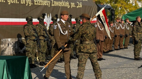 60 osób wzmocniło szeregi 8. Kujawsko-Pomorskiej Brygady Obrony Terytorialnej. Żołnierze złożyli przysięgę we Włocławku/fot: Marek Ledwosiński