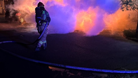 Strażacy nocą ugasili pożar samochodu osobowego w Toruniu/fot: Tomasz Krajnik, Facebook, Komenda Miejska Państwowej Straży Pożarnej w Toruniu