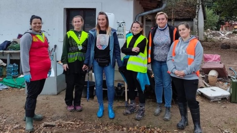 Mimo ogromnych strat i trudności, mieszkańcy nie poddają się i z determinacją przystępują do odbudowy. Duży udział w tym mają kobiety - bohaterki reportażu Michała Zaręby/fot. nadesłane