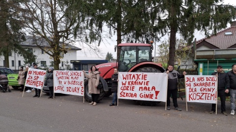 Kilka godzin trwał protest rodziców dzieci z gminy Gruta w powiecie grudziądzkim. Mają tam zostać zamknięte trzy szkoły: w Słupie, Plemiętach i Boguszewie/fot. Marcin Doliński