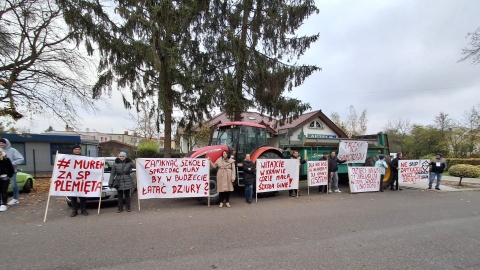 Kilka godzin trwał protest rodziców dzieci z gminy Gruta w powiecie grudziądzkim. Mają tam zostać zamknięte trzy szkoły: w Słupie, Plemiętach i Boguszewie/fot. Marcin Dolińskie