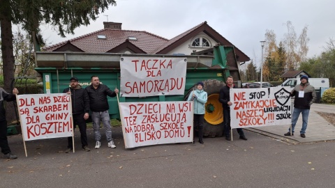 Kilka godzin trwał protest rodziców dzieci z gminy Gruta w powiecie grudziądzkim. Mają tam zostać zamknięte trzy szkoły: w Słupie, Plemiętach i Boguszewie/fot. Marcin Doliński