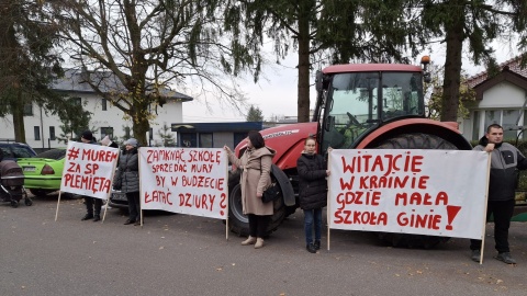 Kilka godzin trwał protest rodziców dzieci z gminy Gruta w powiecie grudziądzkim. Mają tam zostać zamknięte trzy szkoły: w Słupie, Plemiętach i Boguszewie/fot. Marcin Doliński