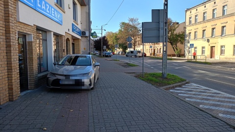 Straż Miejska w Inowrocławiu opublikowała zdjęcia niektórych źle zaparkowanych pojazdów, wobec których podjęła interwencję/fot. Straż Miejska Inowrocław, Facebook