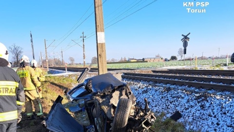 Pociąg uderzył auto na przejeździe koło Turzna/fot. Michał Fic/KM PSP/Facebook