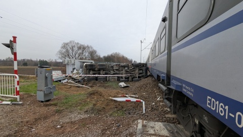 Na trasie z Warszawy do Poznania pociąg zderzył się z ciężarówką/fot. Komenda Powiatowa Państwowej Straży Pożarnej w Sochaczewie/Facebook