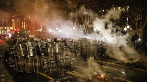 Ludzie zgromadzili się w czwartek wieczorem m.in. przed gruzińskim parlamentem, by zaprotestować przeciw ogłoszonej przez rząd decyzji o zawieszeniu rozmów o członkostwie kraju w UE do 2028 roku/fot. DAVID MDZINARISHVILI/PAP/EPA