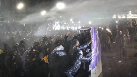 Ludzie zgromadzili się w czwartek wieczorem m.in. przed gruzińskim parlamentem, by zaprotestować przeciw ogłoszonej przez rząd decyzji o zawieszeniu rozmów o członkostwie kraju w UE do 2028 roku/fot. DAVID MDZINARISHVILI/PAP/EPA